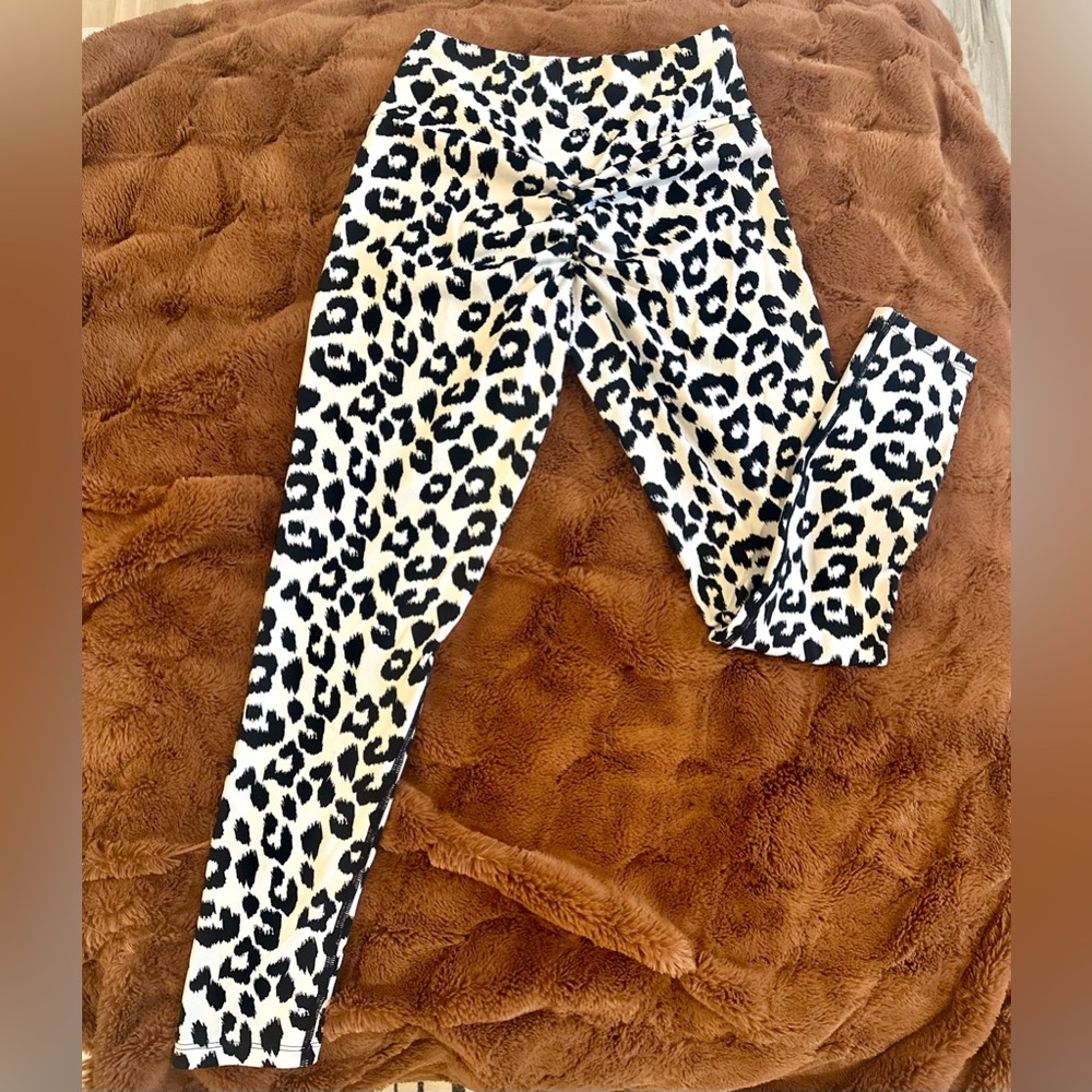 Ryderwear black and white scrunch butt leggings